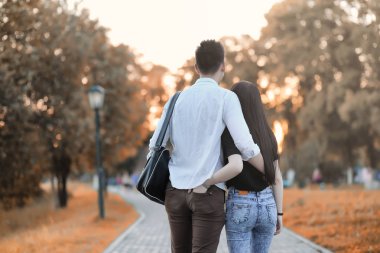 Genç sonbahar Parkta yürümek çift 