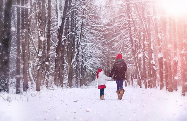 Bir kış masal, genç bir anne ve kızı bir kızak sürmek