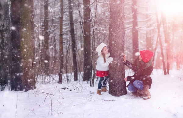 Um conto de fadas de inverno, uma jovem mãe e sua filha montam um trenó — Fotografia de Stock