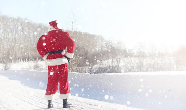 Papai Noel vem com presentes do exterior. Papai Noel em um su vermelho — Fotografia de Stock