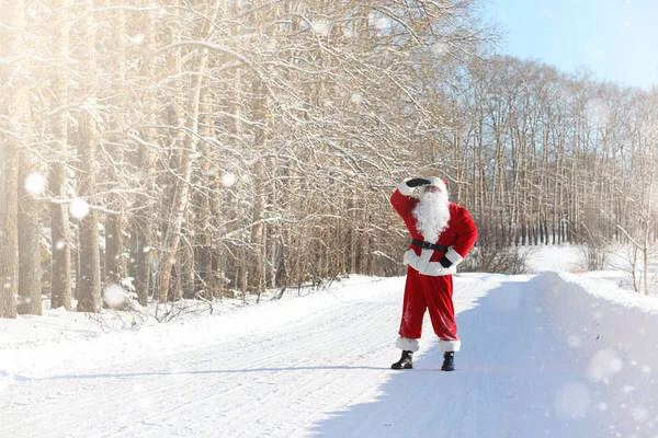 Santa Claus viene con regalos del exterior. Santa en un su rojo — Foto de Stock