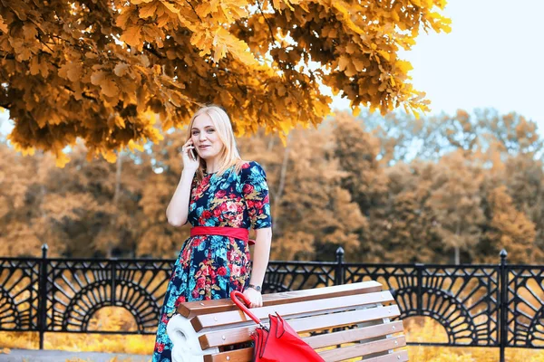 Meisje in de straat met een paraplu — Stockfoto