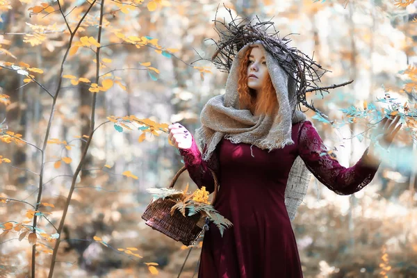 Fortune-teller conducts a ritual autumn — Stock Photo, Image