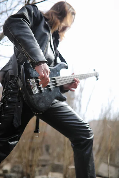 Ροκ κιθαρίστας σχετικά με τα βήματα. Ένας μουσικός με μια κιθάρα μπάσο σε ένα — Φωτογραφία Αρχείου