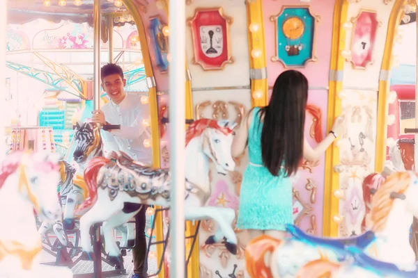 Jovem casal em um encontro na feira — Fotografia de Stock