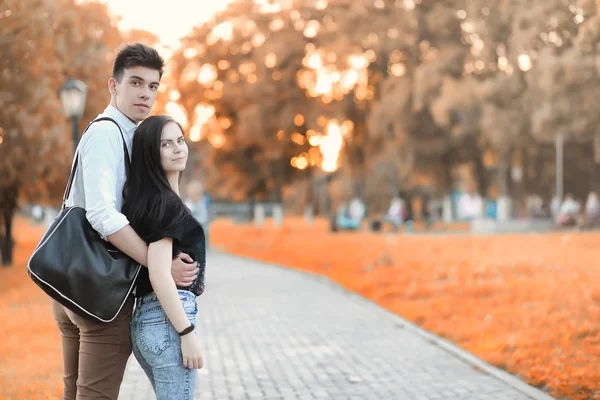 Genç sonbahar Parkta yürümek çift — Stok fotoğraf
