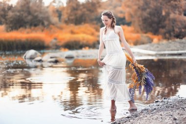 Bir buket çiçek Güz kızla