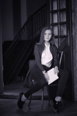 Bir kız bir kafede kahve içiyor. Bir kadın kahvaltı yapıyor