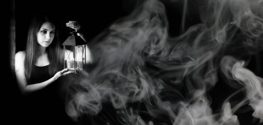 Bir fener siyah ve beyaz kızla