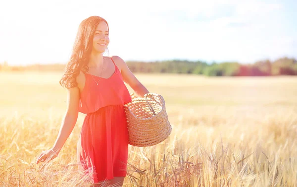 Ragazza in un campo di grano. Paesaggio estivo e una ragazza su un na — Foto Stock