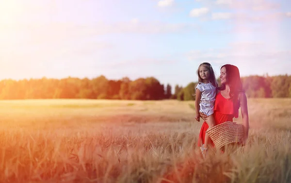 麦畑の少女。夏の風景と、na の女の子 — ストック写真