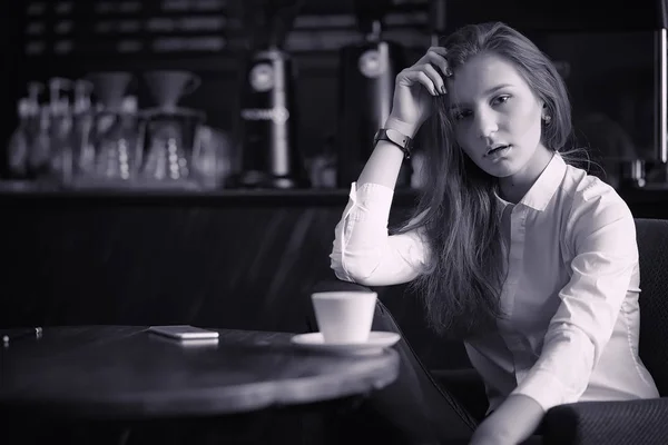 Bir kız bir kafede kahve içiyor. Bir kadın kahvaltı yapıyor — Stok fotoğraf