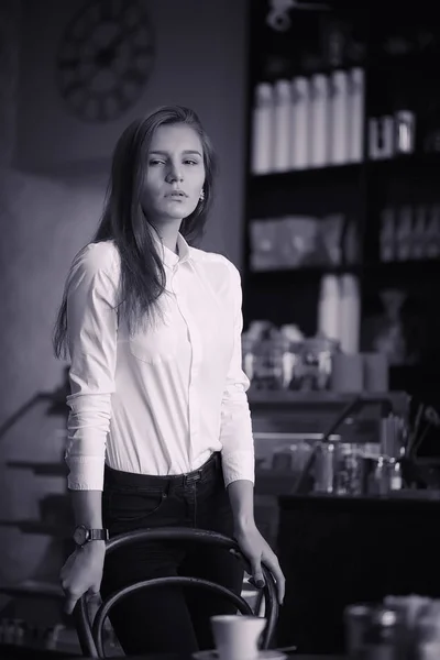 Una ragazza in un caffè sta bevendo caffè. Una donna sta facendo colazione. — Foto Stock