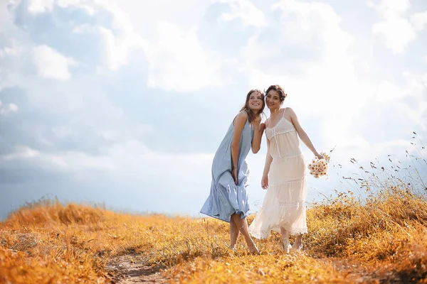 Deux filles en robes dans le champ d'automne — Photo
