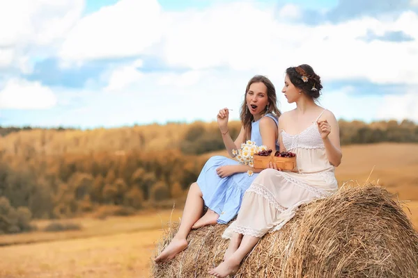 Due ragazze in abiti in campo autunnale — Foto Stock