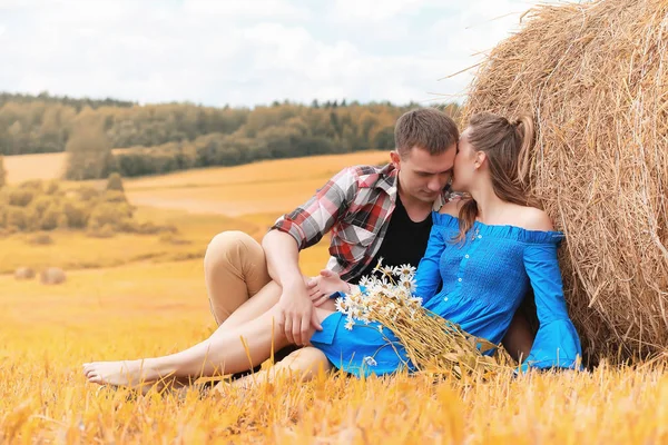 Couple en promenade dans les champs de campagne — Photo