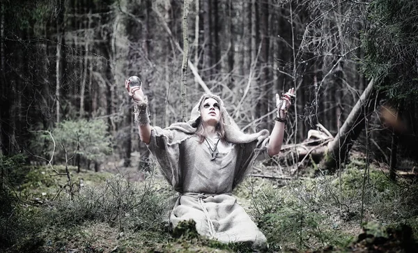 Magicien de fées. Un sorcier avec une sphère de verre, un sort magique — Photo