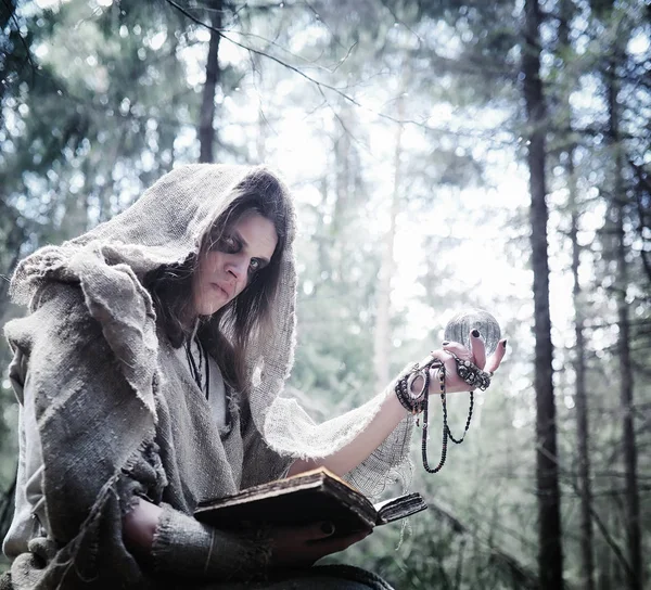 Magicien de fées. Un sorcier avec une sphère de verre, un sort magique — Photo