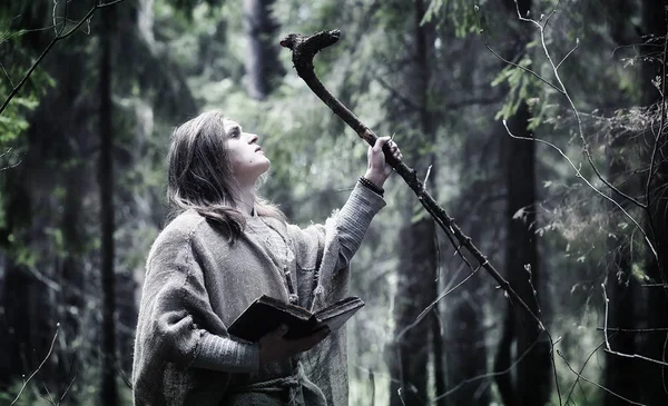 Казковий чарівник. Чарівник зі скляною сферою, чарівне закляття — стокове фото