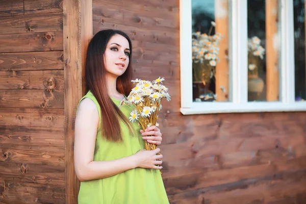 Schöne Mädchen mit einem Strauß im Herbst — Stockfoto