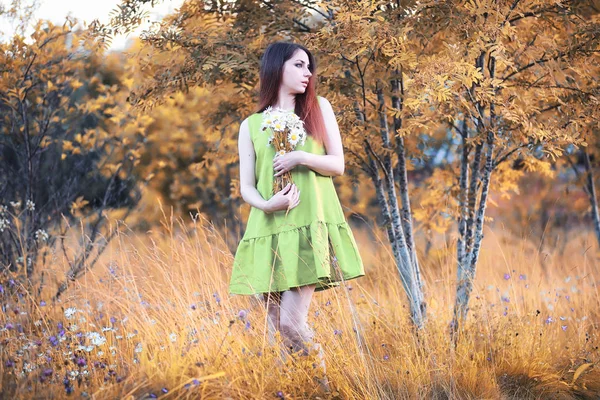 Schöne Mädchen mit einem Strauß im Herbst — Stockfoto