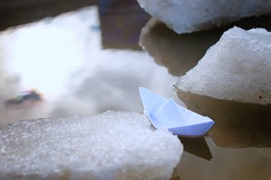 renkli fotoğraf kağıt tekne bahar sokak üzerinde