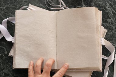Yeşil Mermer tezgah üzerinde vintage kitap sayfalar açılır