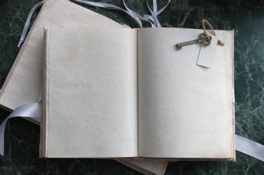 Yeşil Mermer tezgah üzerinde vintage kitap sayfalar açılır