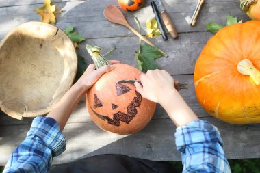 Cadılar Bayramı için kabak oymak