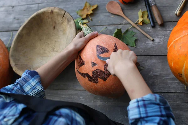 ハロウィーンのカボチャを彫る — ストック写真