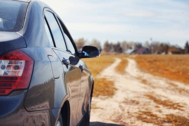 Araba sonbahar alanında duruyor. Arabayı boyunca 