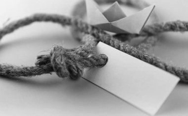 tek renkli fotoğraf sopa ile kalın örgülü halat ve gemi kağıt 