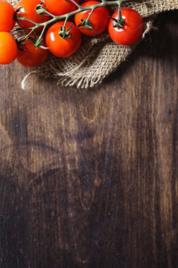 Dal taze kiraz domates ile. Olgun kırmızı domates. Domates bir