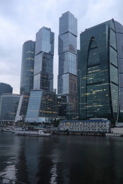 İş Merkezi ile yüksek gökdelenler