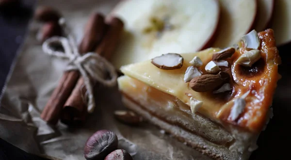 Tarta con canela y manzanas sobre una mesa de madera. Ingenio de pastelería fresca —  Fotos de Stock