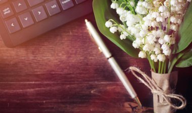 Bir tabloda vadideki zambak buketi