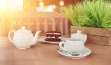 Bir içki ve bir sokak kafede tatlı su ısıtıcısı. Ket çay