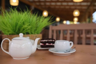 Bir içki ve bir sokak kafede tatlı su ısıtıcısı. Ket çay