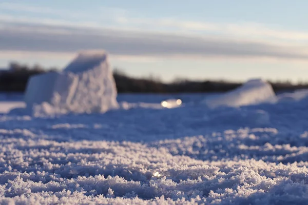 Eisbeschaffenheit im Winter. Stücke gefrorenen Wassers auf einer Straße in — Stockfoto