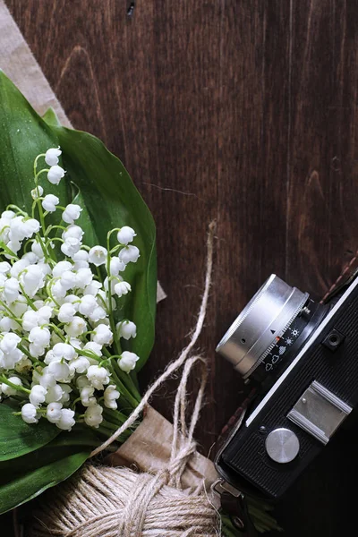 Boeket Van Jonge Lelies Van Vallei Een Houten Tafel — Stockfoto