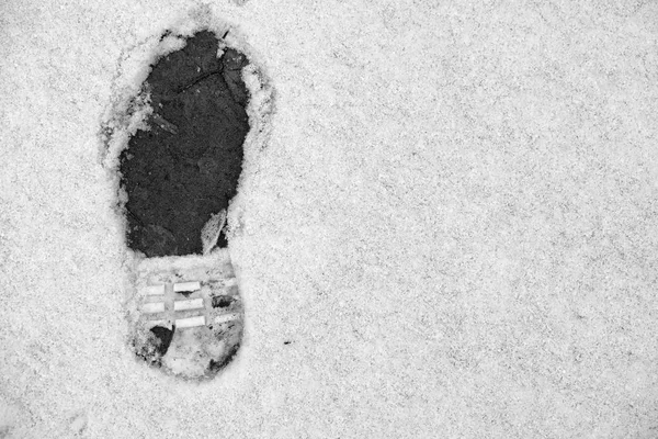 Fußabdrücke im Schnee. Fußspuren auf dem ersten Schnee. Impressum und — Stockfoto