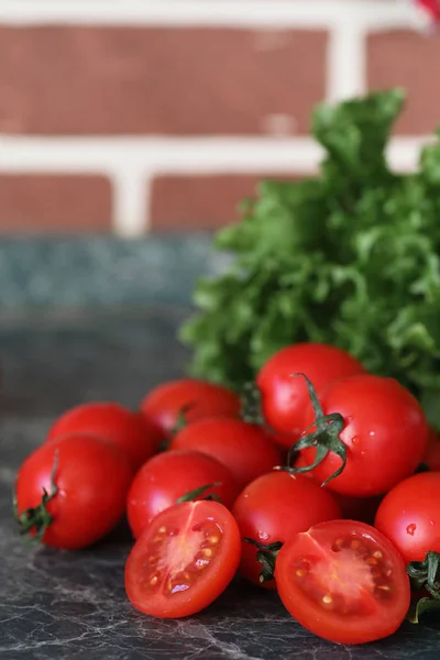 Fresh bright and juicy tomatoes on the kitchen — Stock Image Fresh bright and juicy tomatoes on the kitchen Royalty Free Stock Images