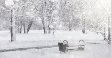 Karla kaplı Kış park ve banklar. Park ve beslenme için pier 