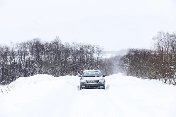 Samochód stoi na drodze pokrytej śniegiem — Zdjęcie stockowe