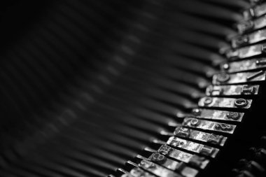 Eski bir daktilo farklı küçük metal unsurları