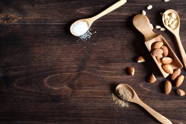 Bal ile kahvaltı için masaya taze fındık