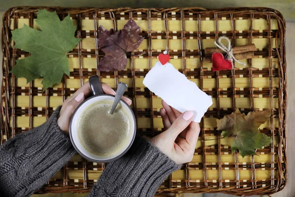 Kahve içme ve Sevgililer günü kartı arayan kız — Stok fotoğraf
