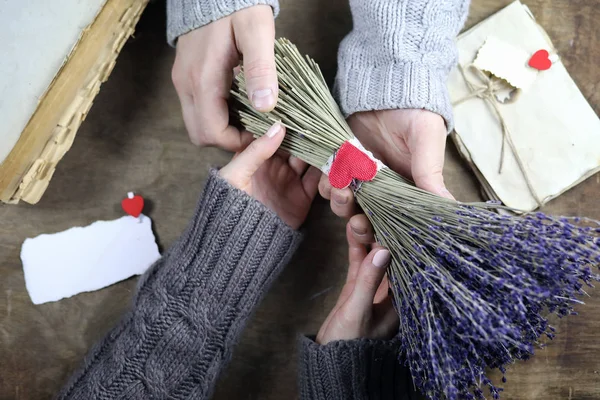 Jeune homme donne à une fille un bouquet de fleurs de lavande — Photo