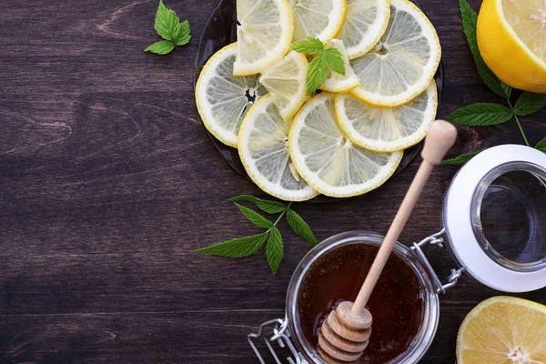 Miel fresca con una taza de té negro — Foto de Stock