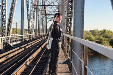 Adam açık havada ve endüstriyel yatay olarak bir elektro gitar ile